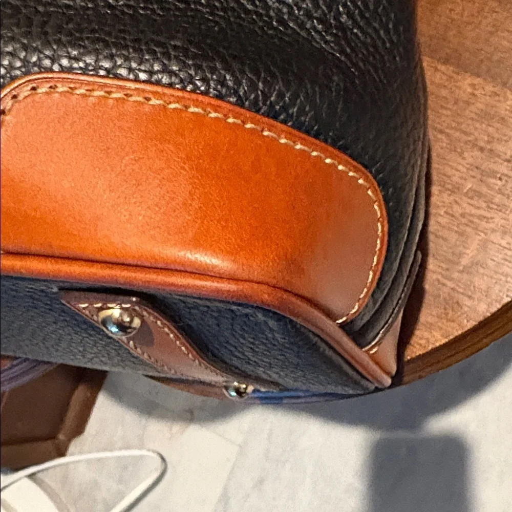 Dooney & Bourke hobo bag  shoulder bag   leather Black/ Tan  excellent Condition